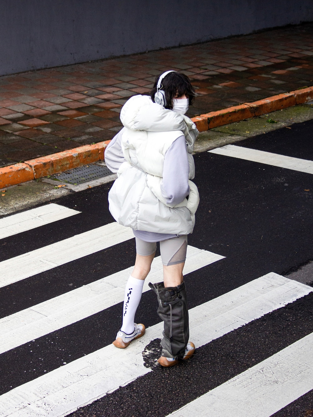 「ほめられ本命コーデ、今日のコーデ、はるコーデ、ootd、レイヤード、ストリートコーデ、春、フォローミー、韓国ファッション、いいね、save、フォローお願いします🤑、レイヤードスタイル、streetstyle、street、fashion、秋冬コーデ」｜「ADER errorのアイテム（シューズ、ホワイト系）」を使った、ionism_Shiroさん（メンズ・178cm）の冬コーディネートの3枚目の写真