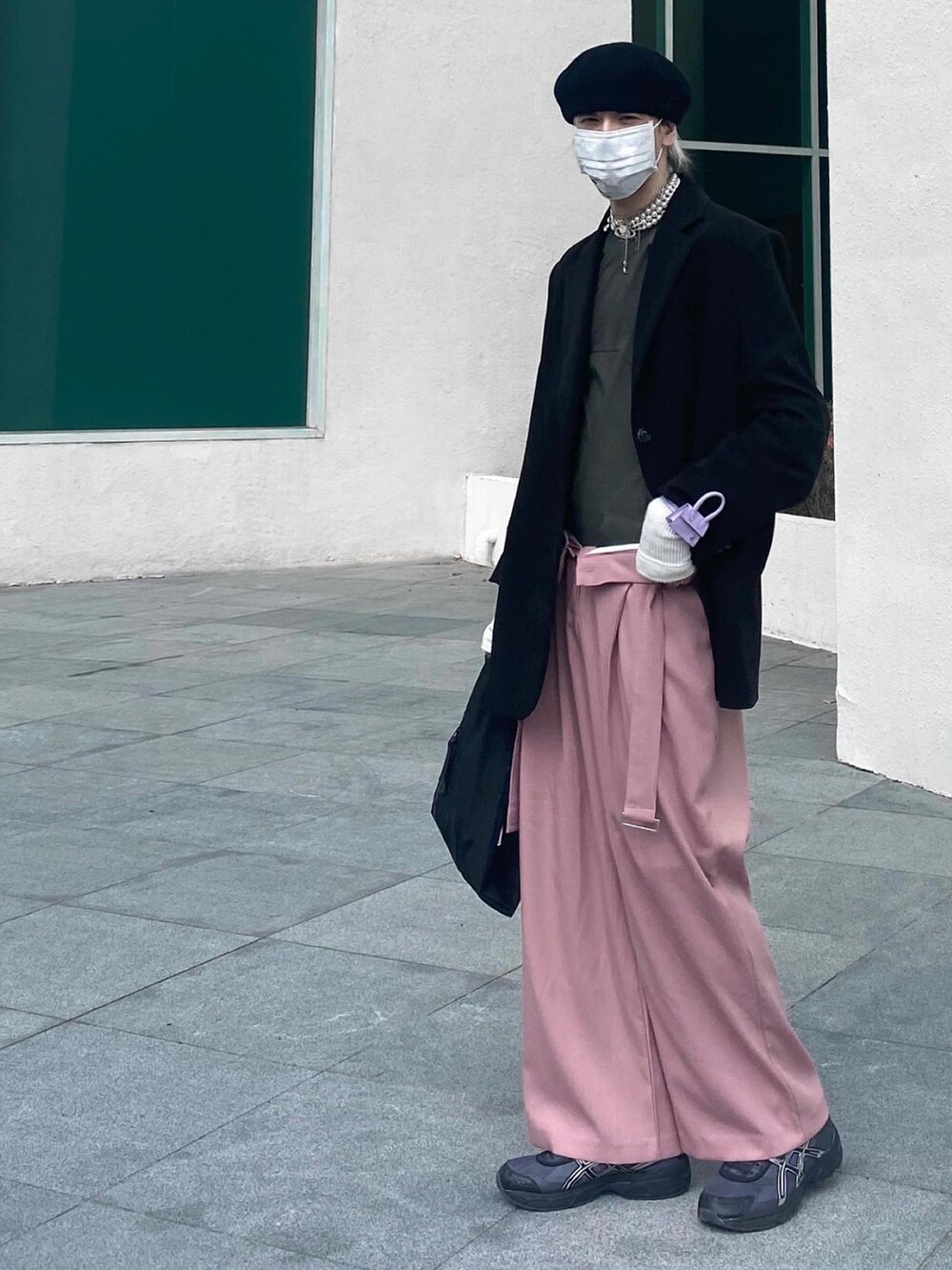 「韓国ファッション、Vivienne Westwood、カジュアル、カジュアルコーデ、シンプル、シンプルコーデ、スニーカー、ストリート、スニーカーコーデ、オーバーサイズ、オトナカジュアル、春コーデ、夏コーデ、ピンク、ファッションの力を信じよう」｜「Aakeのアイテム（スラックス、ピンク系）」を使った、ionism_Shiroさん（メンズ・178cm）の春コーディネートの4枚目の写真