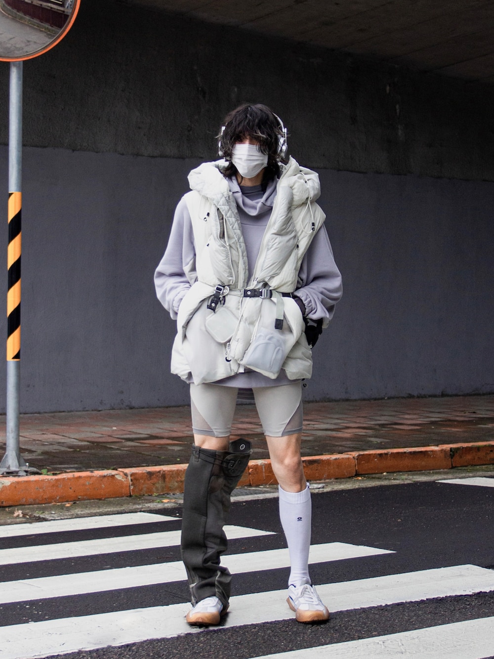 「ほめられ本命コーデ、今日のコーデ、はるコーデ、ootd、レイヤード、ストリートコーデ、春、フォローミー、韓国ファッション、いいね、save、フォローお願いします🤑、レイヤードスタイル、streetstyle、street、fashion、秋冬コーデ」｜「ADER errorのアイテム（シューズ、ホワイト系）」を使った、ionism_Shiroさん（メンズ・178cm）の冬コーディネートの2枚目の写真
