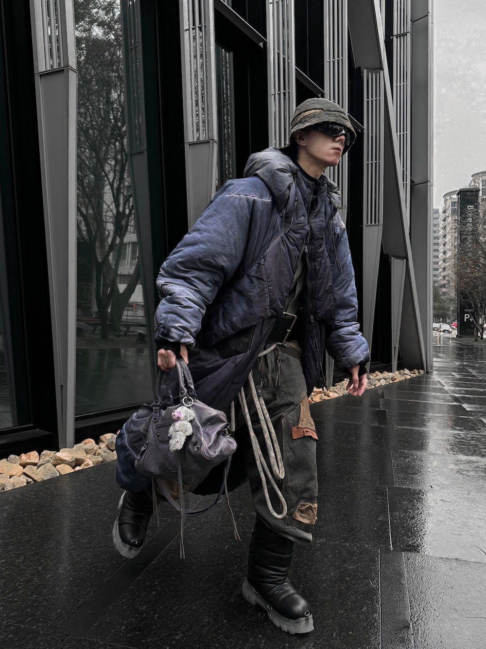 「今日のコーデ、レイヤードスタイル、春コーデ、デニムパンツ、デニムコーデ、デニム、冬コーデ、BALENCIAGA、RICK OWENS、HAMCUS、フォローミー、カジュアル、カジュアルコーデ、韓国ファッション、サングラス」｜「ins : 178ootdのアイテム（雑貨/ホビー、ブラック系）」を使った、ionism_Shiroさん（メンズ・178cm）の冬コーディネートの2枚目の写真