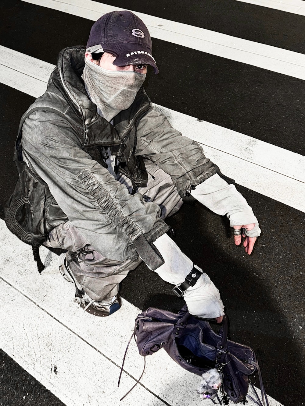 「春のNewスタイル、メンズファッション、春、ストリート、オトナカジュアル、パーカー、ファッションを楽しもう、春服コーデ、おしゃれさんと繋がりたい、淡色コーデ、パンツスタイル、スニーカーコーデ、カジュアルコーデ、BALENCIAGA、休日スタイル」｜「BALENCIAGAのアイテム（帽子、パープル系）」を使った、ionism_Shiroさん（メンズ・178cm）の春コーディネートの2枚目の写真
