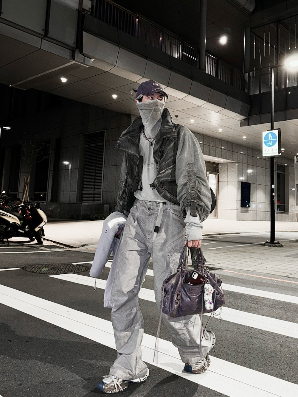 「春のNewスタイル、メンズファッション、春、ストリート、オトナカジュアル、パーカー、ファッションを楽しもう、春服コーデ、おしゃれさんと繋がりたい、淡色コーデ、パンツスタイル、スニーカーコーデ、カジュアルコーデ、BALENCIAGA、休日スタイル」｜「BALENCIAGAのアイテム（帽子、パープル系）」を使った、ionism_Shiroさん（メンズ・178cm）の春コーディネートの4枚目の写真