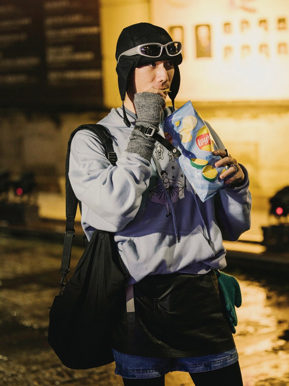 ブルー系のパーカー、ブラック系の雑貨/ホビーを着用したメンズの秋コーディネートの4枚目の写真