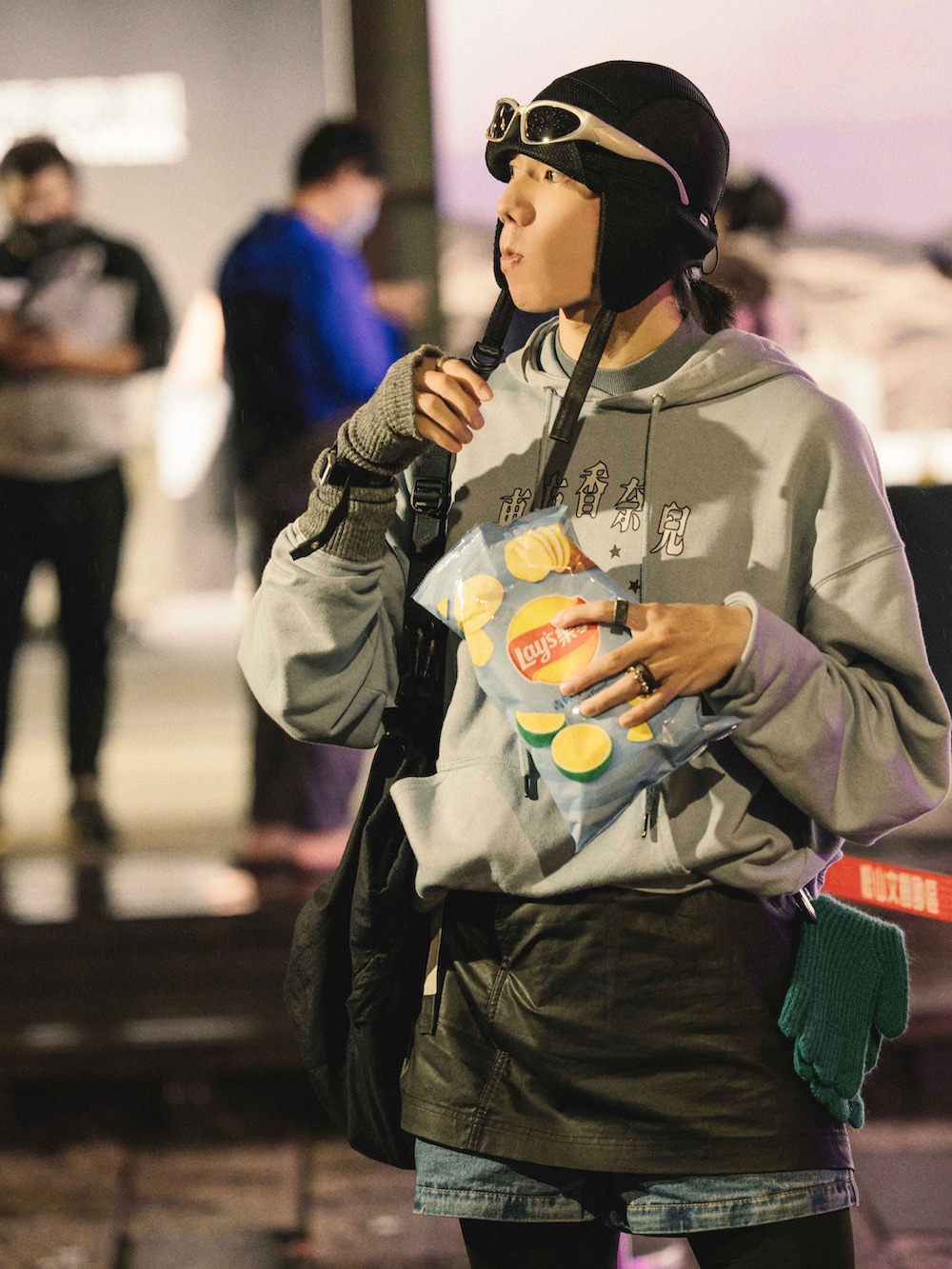 ブルー系のパーカー、ブラック系の雑貨/ホビーを着用したメンズの秋コーディネートの3枚目の写真