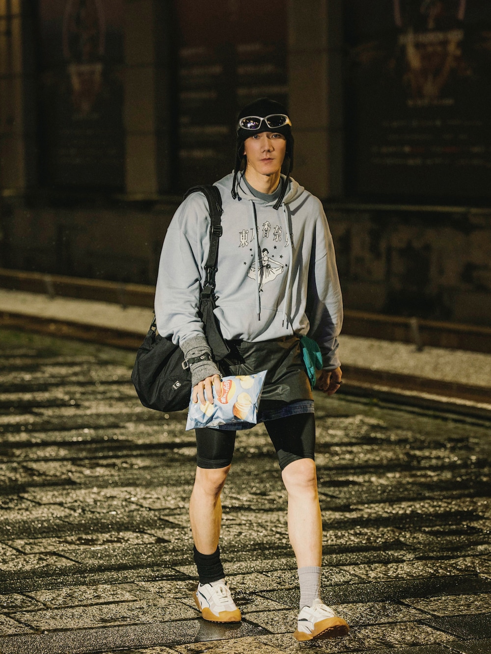 ブルー系のパーカー、ブラック系の雑貨/ホビーを着用したメンズの秋コーディネートの2枚目の写真