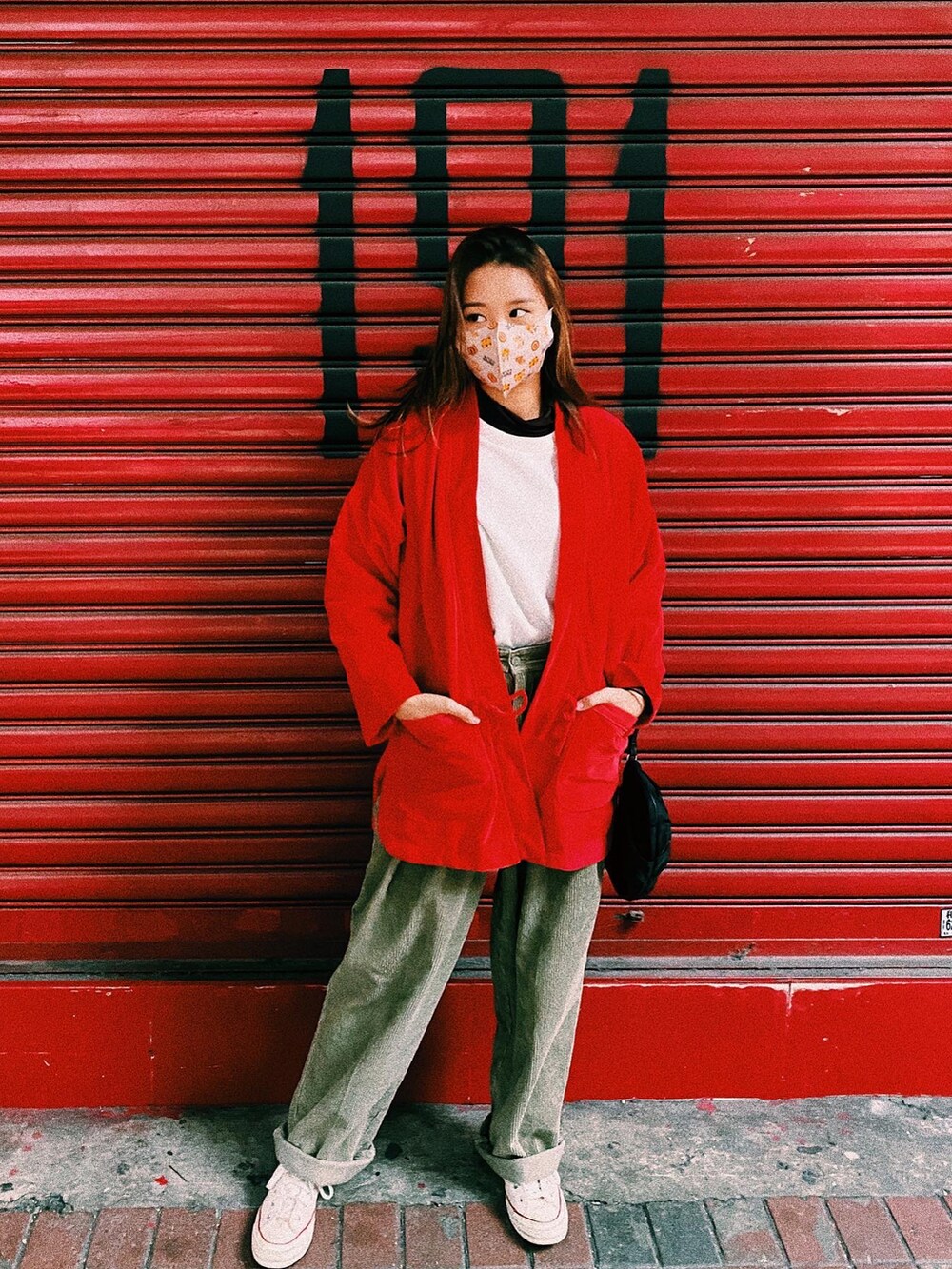 ベージュ系のパンツ、ブラック系のバッグ、レッド系のジャケット/アウターを着用したレディースの春コーディネートの2枚目の写真