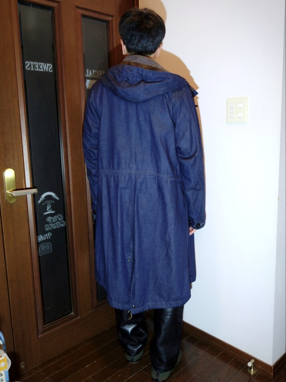 ブラック系のその他パンツ、ピンク系のニット/セーター、ブルー系のモッズコートを着用したメンズの冬コーディネートの2枚目の写真