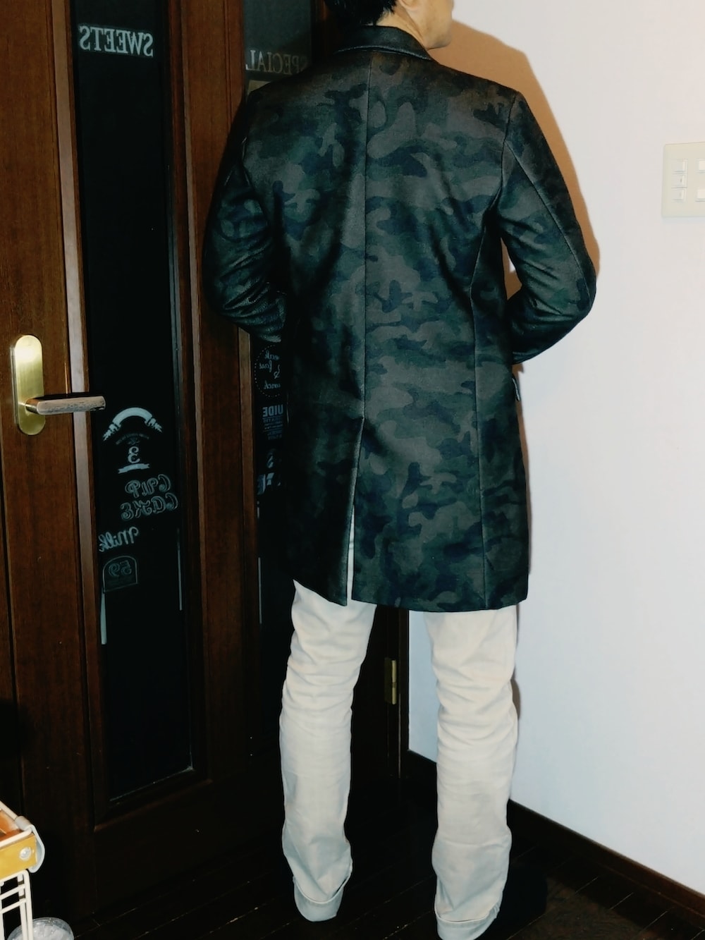 ベージュ系のデニムパンツ、イエロー系のTシャツ/カットソー、グリーン系のチェスターコートを着用したメンズの冬コーディネートの2枚目の写真