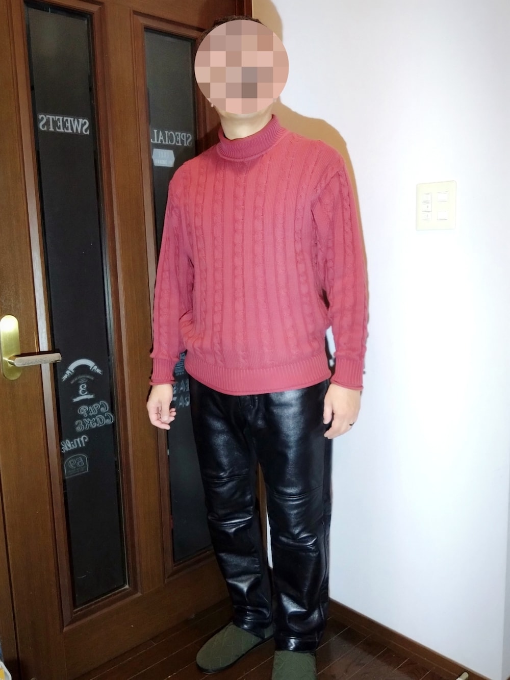 ブラック系のその他パンツ、ピンク系のニット/セーター、ブルー系のモッズコートを着用したメンズの冬コーディネートの3枚目の写真