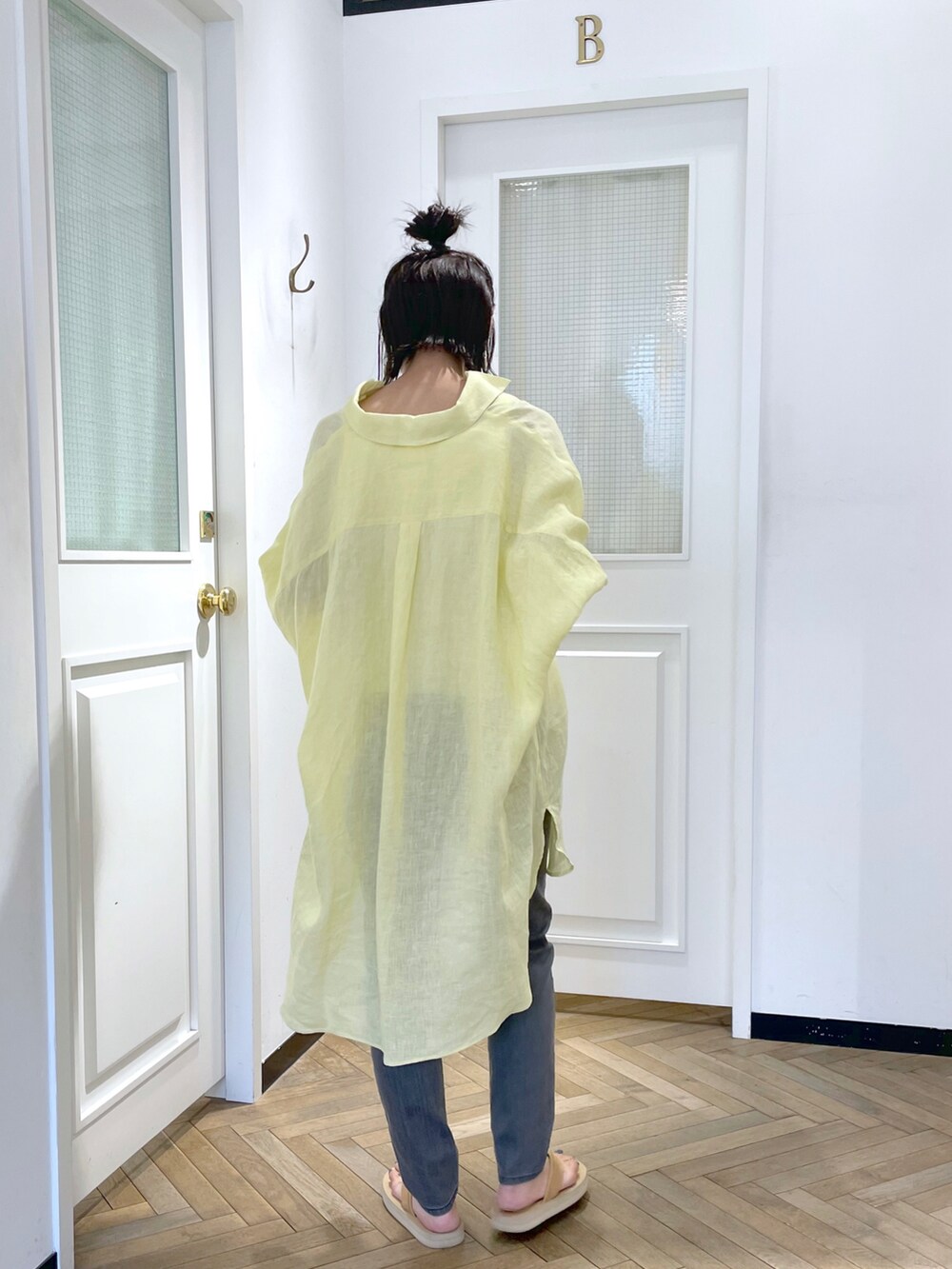 イエロー系のシャツ/ブラウス、グレー系のデニムパンツを着用したレディースの夏コーディネートの2枚目の写真