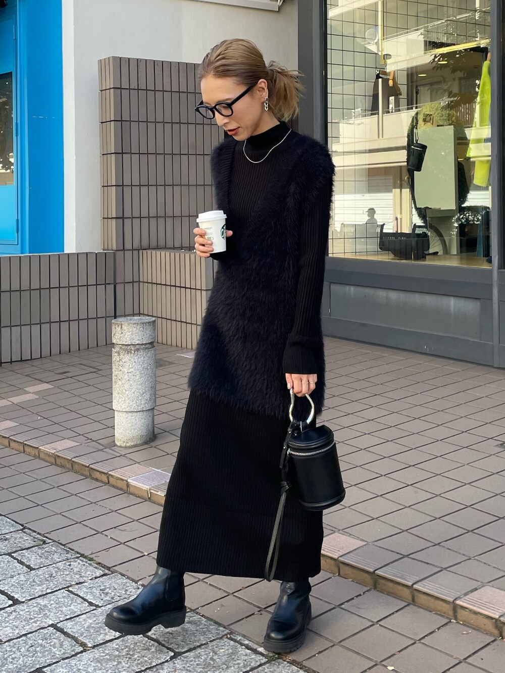 「きれいめカジュアル、秋コーデ、ベスト、ブーツ、秋のコーデ、大人コーデ、ブラック、ブラックコーデ、ワンピース、ワンピースコーデ、ニットベスト、大人女子、オトナ女子、158cmコーデ、楽チンコーデ」｜「LARUTAの【LARUTA】リブニットワンピース×フェザーベストセット（ワンピース、ブラック系）」を使った、tomocoさん（レディース・158cm）の秋コーディネートの2枚目の写真
