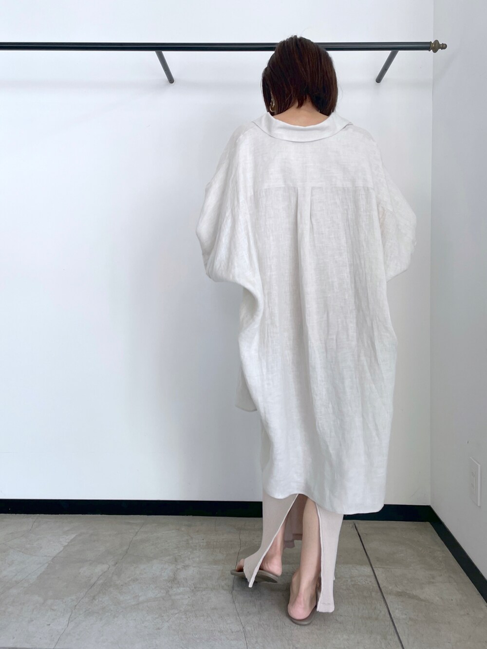 ベージュ系のシャツ/ブラウス、ベージュ系のワンピース/ドレス、グレー系のビーチサンダルを着用したレディースの夏コーディネートの3枚目の写真