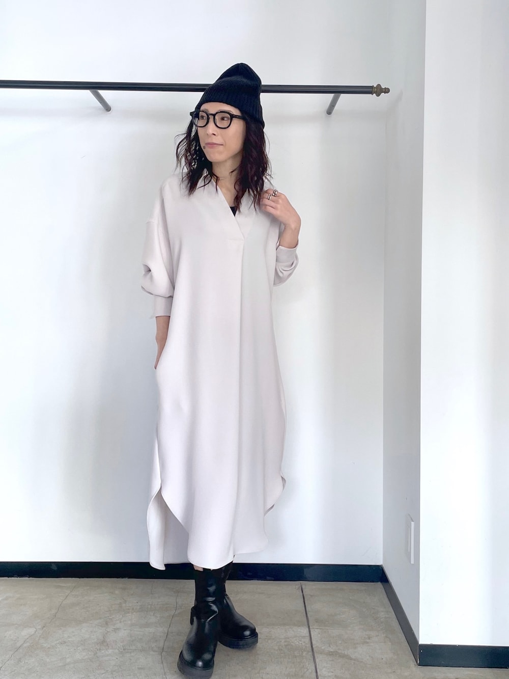 ベージュ系のワンピース、ベージュ系のワンピースを着用したレディースの冬コーディネートの2枚目の写真