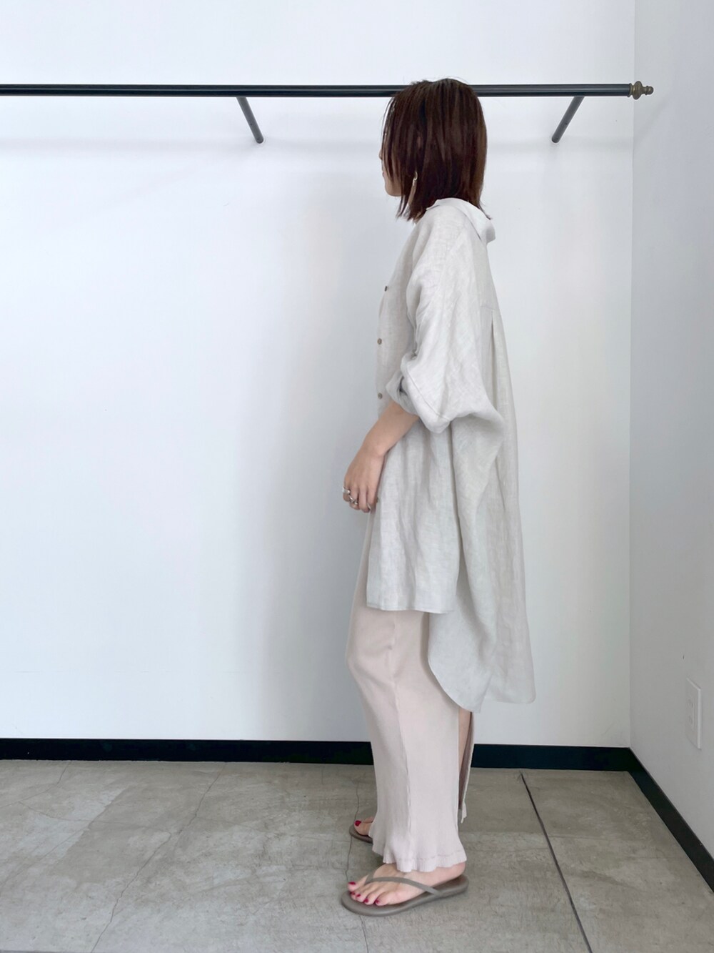 ベージュ系のシャツ/ブラウス、ベージュ系のワンピース/ドレス、グレー系のビーチサンダルを着用したレディースの夏コーディネートの2枚目の写真