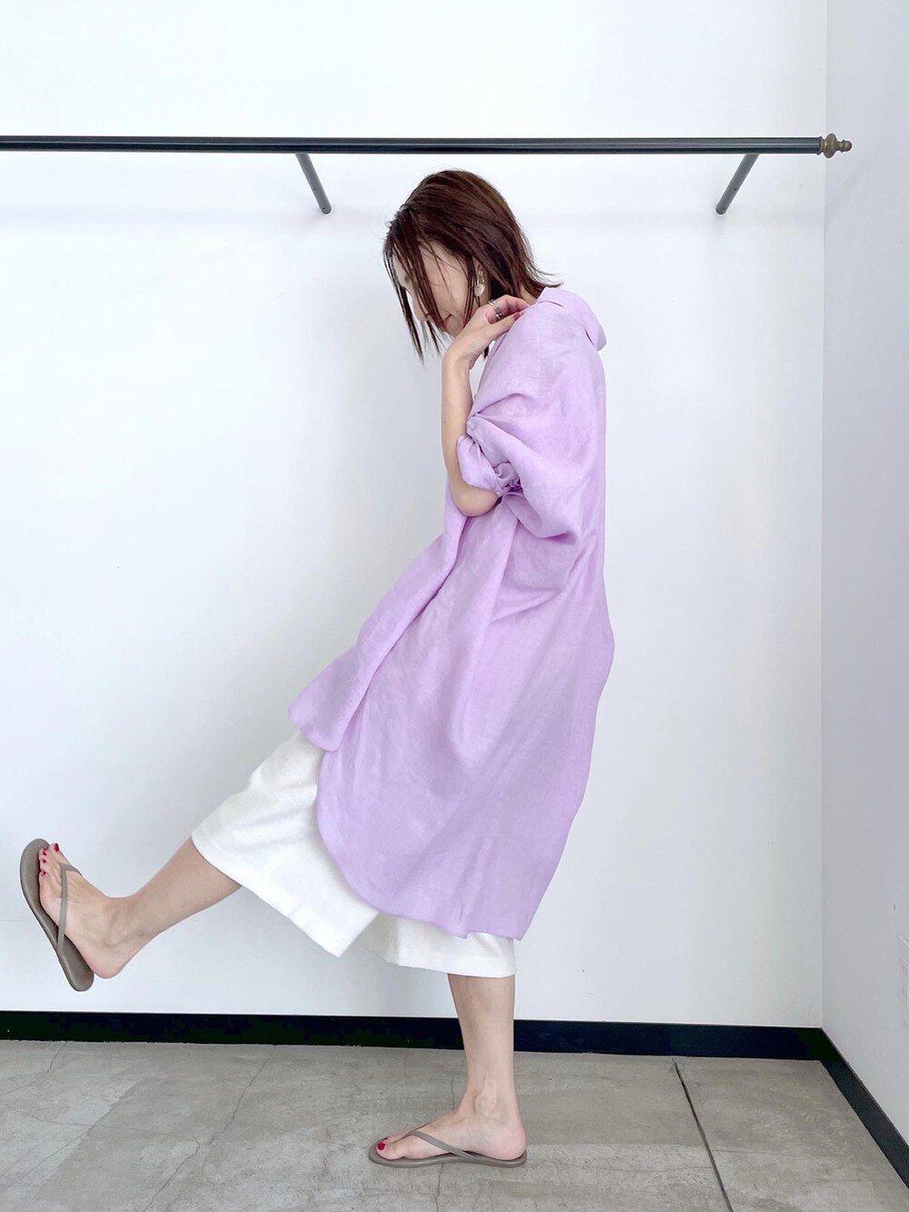 パープル系のシャツ/ブラウス、ホワイト系のパンツを着用したレディースの夏コーディネートの2枚目の写真