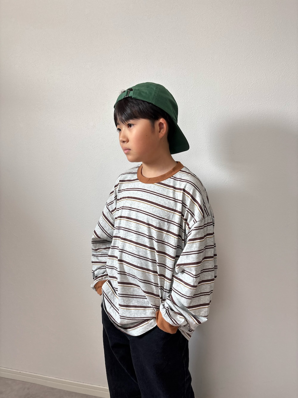 「秋服準備はじめました、デニム、ボーダー、プチプラ、ストリート、スニーカー、キャップ、シンプルコーデ、秋コーデ、お出かけコーデ、休日スタイル、カジュアルコーデ、ロンT、ワイドパンツ、ビッグシルエット」｜「PAIRMANON STREETのボーダー 長袖 Tシャツ【PAIRMANON STREET】（Tシャツ/カットソー、グレー系）」を使った、M&Kさん（キッズ・138cm）の秋コーディネートの3枚目の写真