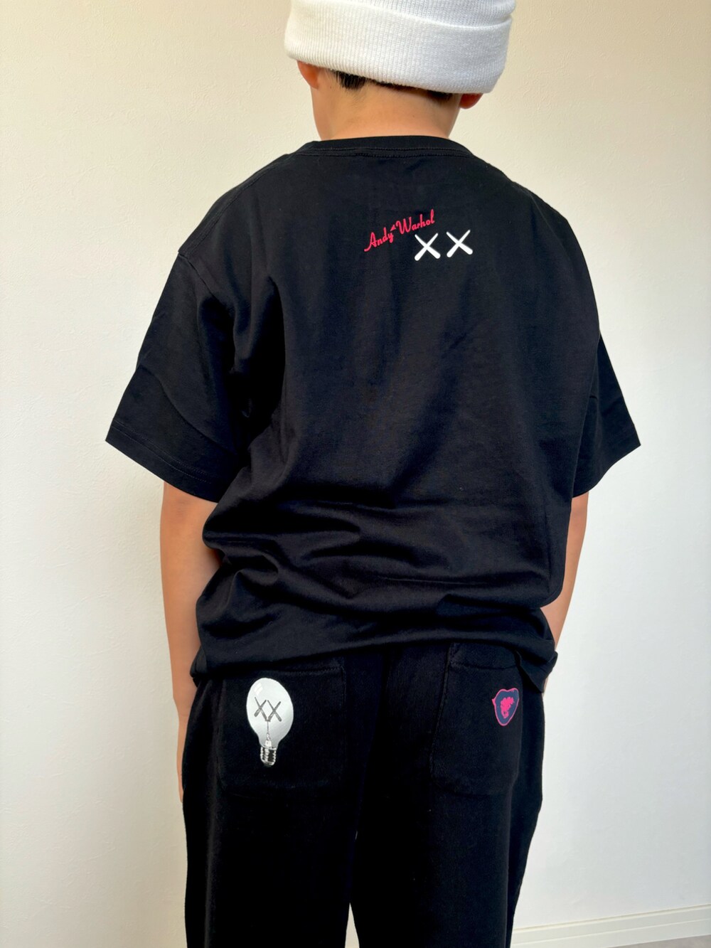 「モノトーン、お出かけコーデ、秋服準備はじめました、ロゴT、ワントーンコーデ、オールブラック、プチプラ、スニーカー、ニット帽、スポーツミックス、ストリート、シンプルコーデ、カジュアル、スウェット、Tシャツ」｜「UNIQLOのアイテム（Tシャツ/カットソー、ブラック系）」を使った、M&Kさん（キッズ・132cm）の夏コーディネートの3枚目の写真