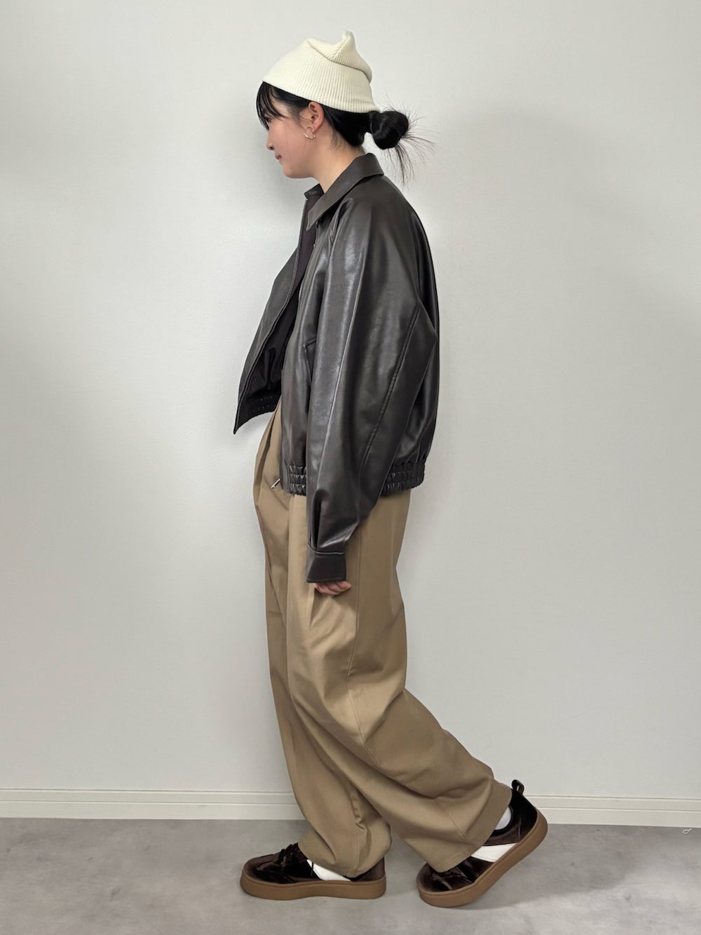 ホワイト系のTシャツ/カットソー、ブラウン系のジャケット/アウター、ベージュ系のチノパンツを着用したレディースの秋コーディネートの2枚目の写真