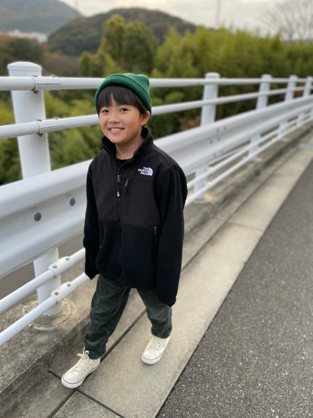 「冬コーデ、クリスマスに着たい服、ニット帽、グリーンフェス❶❺、コーデュロイ、THE NORTH FACE、フリース、コンバース、プチプラ、カジュアルコーデ、アウトドアスタイル、マイベストコーデ2022、GU、ジャケット」｜「THE NORTH FACEのTHE NORTH FACE DENALI JACKET / ザ・ノース・フェイス デナリジャケット（その他アウター、ブラック系）」を使った、M&Kさん（キッズ・123cm）の冬コーディネートの3枚目の写真
