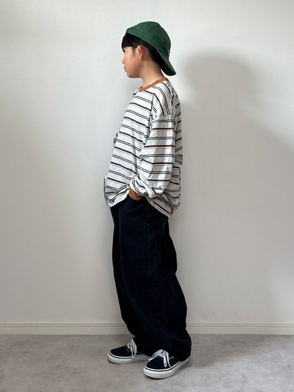「秋服準備はじめました、デニム、ボーダー、プチプラ、ストリート、スニーカー、キャップ、シンプルコーデ、秋コーデ、お出かけコーデ、休日スタイル、カジュアルコーデ、ロンT、ワイドパンツ、ビッグシルエット」｜「PAIRMANON STREETのボーダー 長袖 Tシャツ【PAIRMANON STREET】（Tシャツ/カットソー、グレー系）」を使った、M&Kさん（キッズ・138cm）の秋コーディネートの2枚目の写真