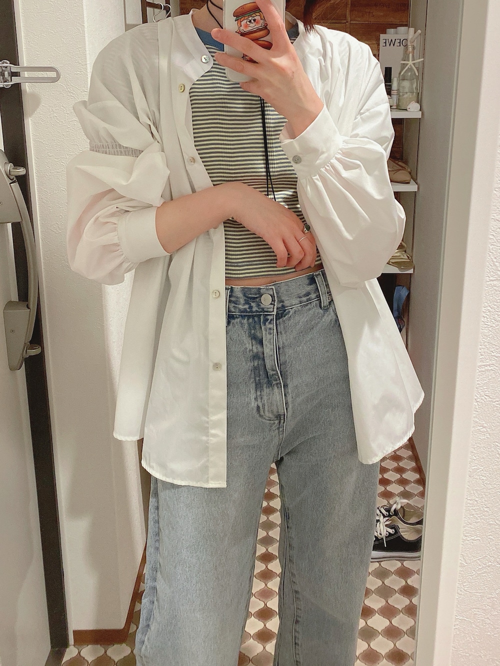 ブルー系のデニムパンツ、イエロー系のサンダル、グリーン系のTシャツ/カットソーを着用したレディースの春コーディネートの2枚目の写真