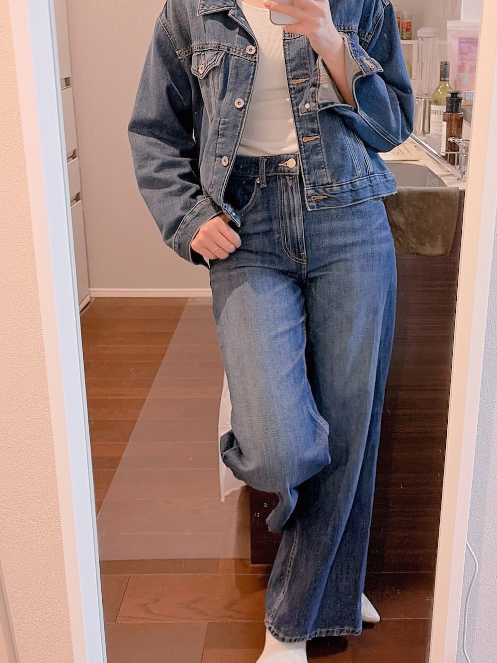 ブルー系のデニムジャケット、ブルー系のデニムパンツを着用したレディースの冬コーディネートの3枚目の写真