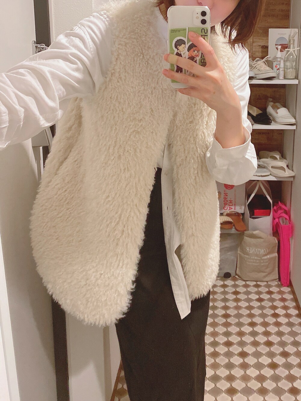 「CAPRICIEUX LE'MAGEのエコファーベスト（ベスト、ホワイト系）」を使った、m.さん（レディース・169cm）の春コーディネートの2枚目の写真