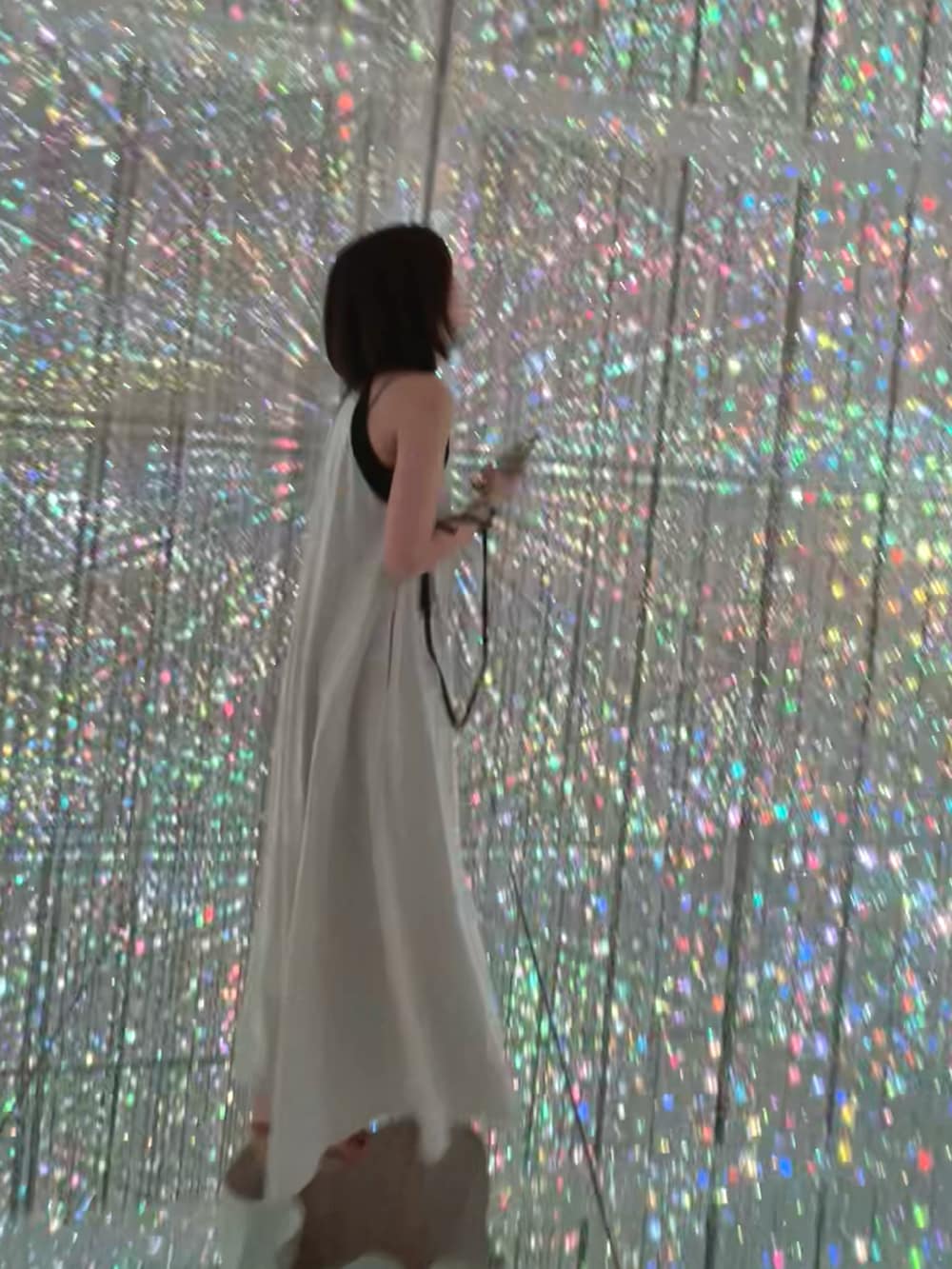 グレー系のワンピースを着用したレディースの夏コーディネートの2枚目の写真