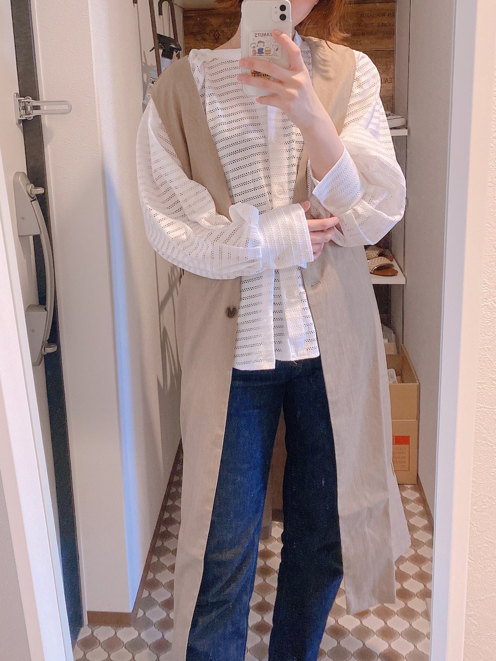 ホワイト系のシャツ/ブラウス、ブルー系のデニムパンツ、ブラック系のパンプスを着用したレディースの春コーディネートの2枚目の写真