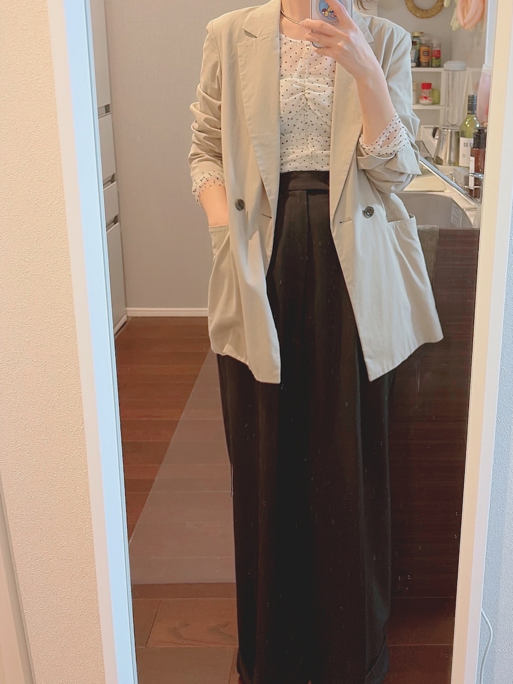 ホワイト系のスカート、ホワイト系のトップスを着用したレディースの春コーディネートの2枚目の写真