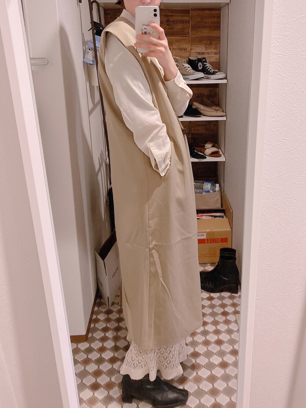 ベージュ系のノーカラージャケット、ブラック系のブーツ、ベージュ系のスカートを着用したレディースの春コーディネートの2枚目の写真