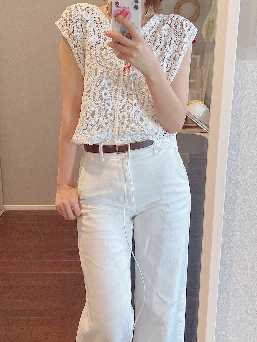 ホワイト系のトップス、ホワイト系のデニムパンツを着用したレディースの夏コーディネートの2枚目の写真