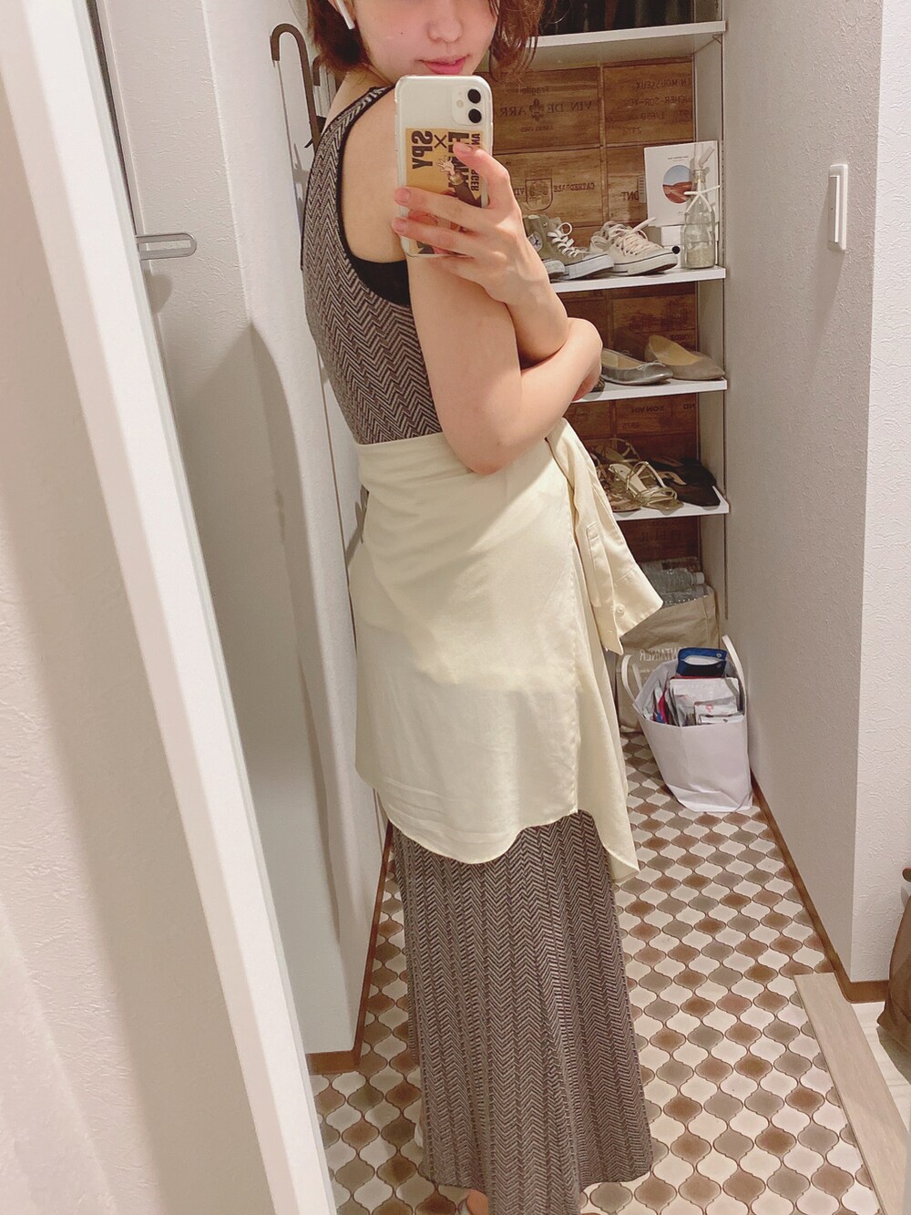 ホワイト系のタンクトップ、ブラック系のワンピースを着用したレディースの夏コーディネートの2枚目の写真