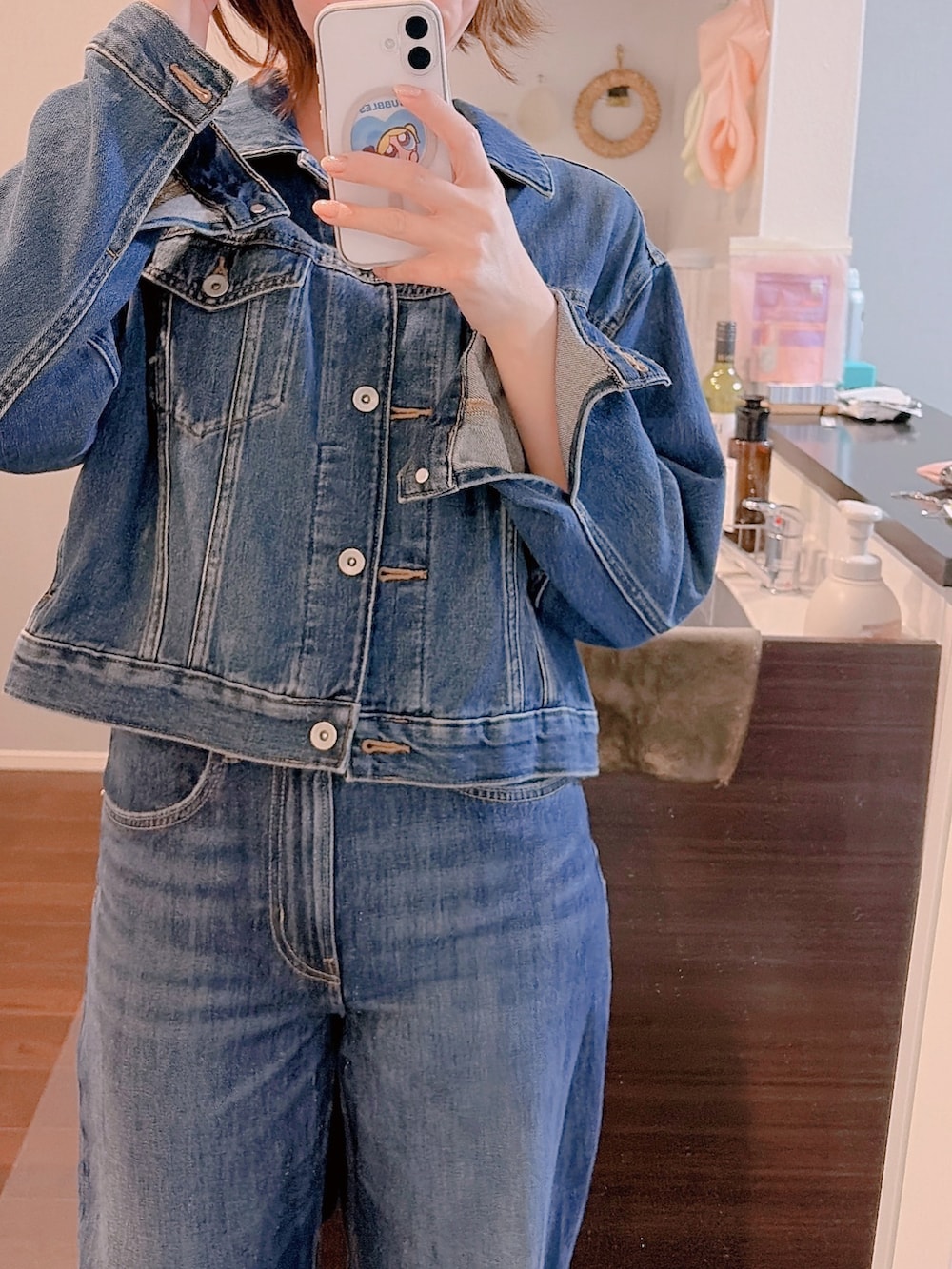 ブルー系のデニムジャケット、ブルー系のデニムパンツを着用したレディースの冬コーディネートの2枚目の写真