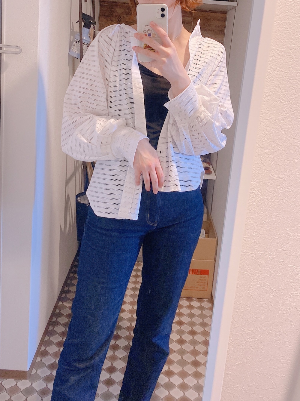 ホワイト系のシャツ/ブラウス、ブルー系のデニムパンツ、ブラック系のパンプスを着用したレディースの春コーディネートの3枚目の写真