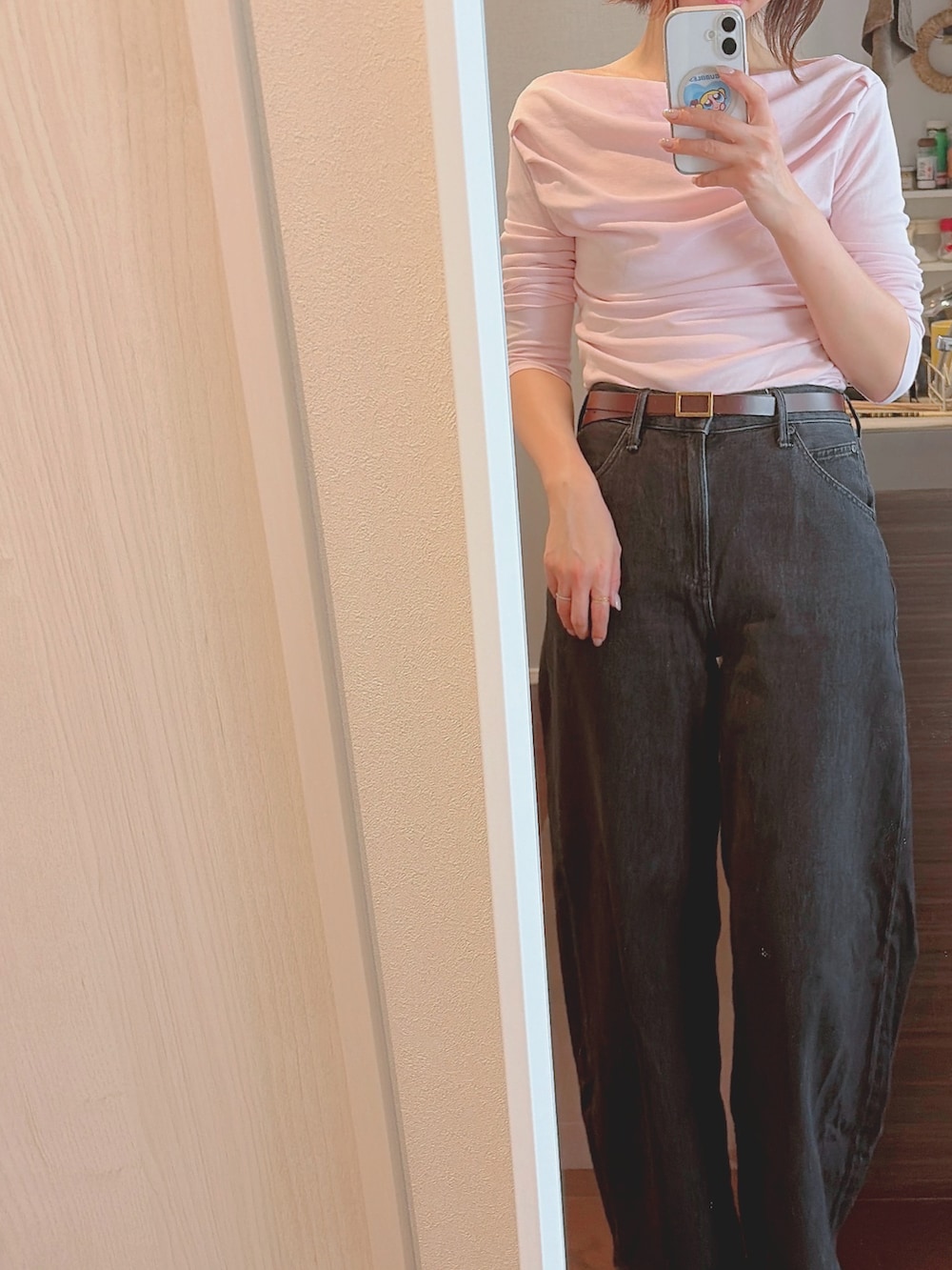 ピンク系のTシャツ/カットソー、グレー系のデニムパンツ、ブラウン系のパンプスを着用したレディースの春コーディネートの2枚目の写真