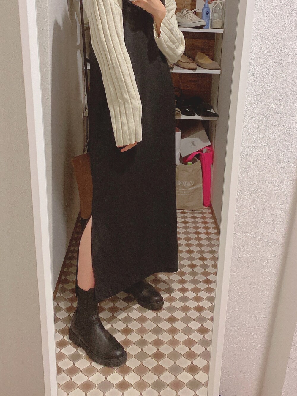 ブラック系のワンピース、ブラック系のブーツを着用したレディースの秋コーディネートの2枚目の写真