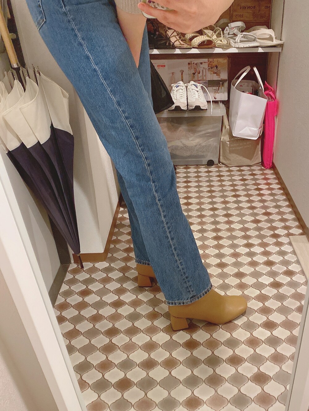 ベージュ系のニット/セーター、ブルー系のデニムパンツ、ベージュ系のブーツを着用したレディースの冬コーディネートの2枚目の写真