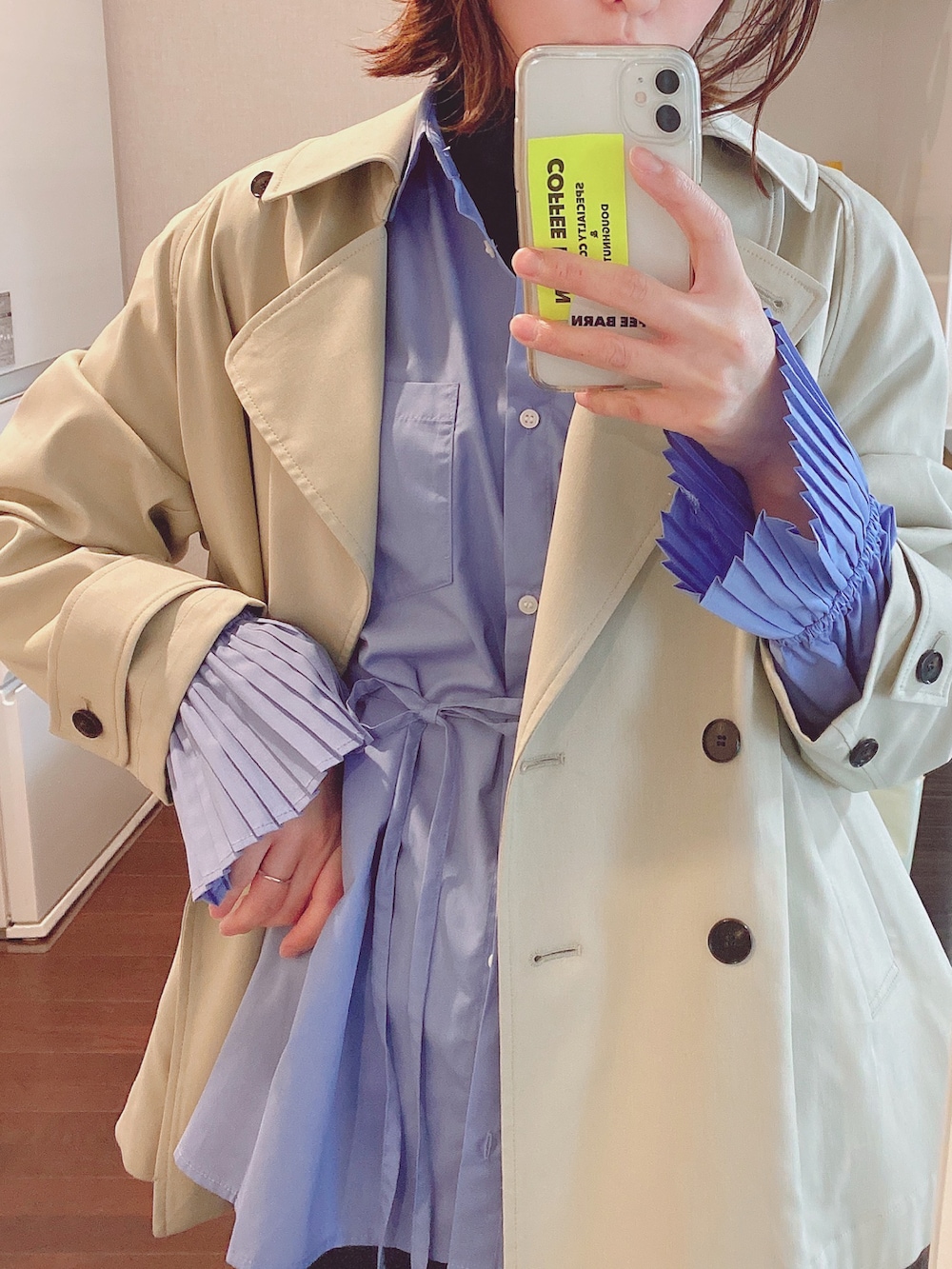 ブルー系のシャツ/ブラウス、ベージュ系のトレンチコート、ブルー系のデニムパンツを着用したレディースの春コーディネートの2枚目の写真