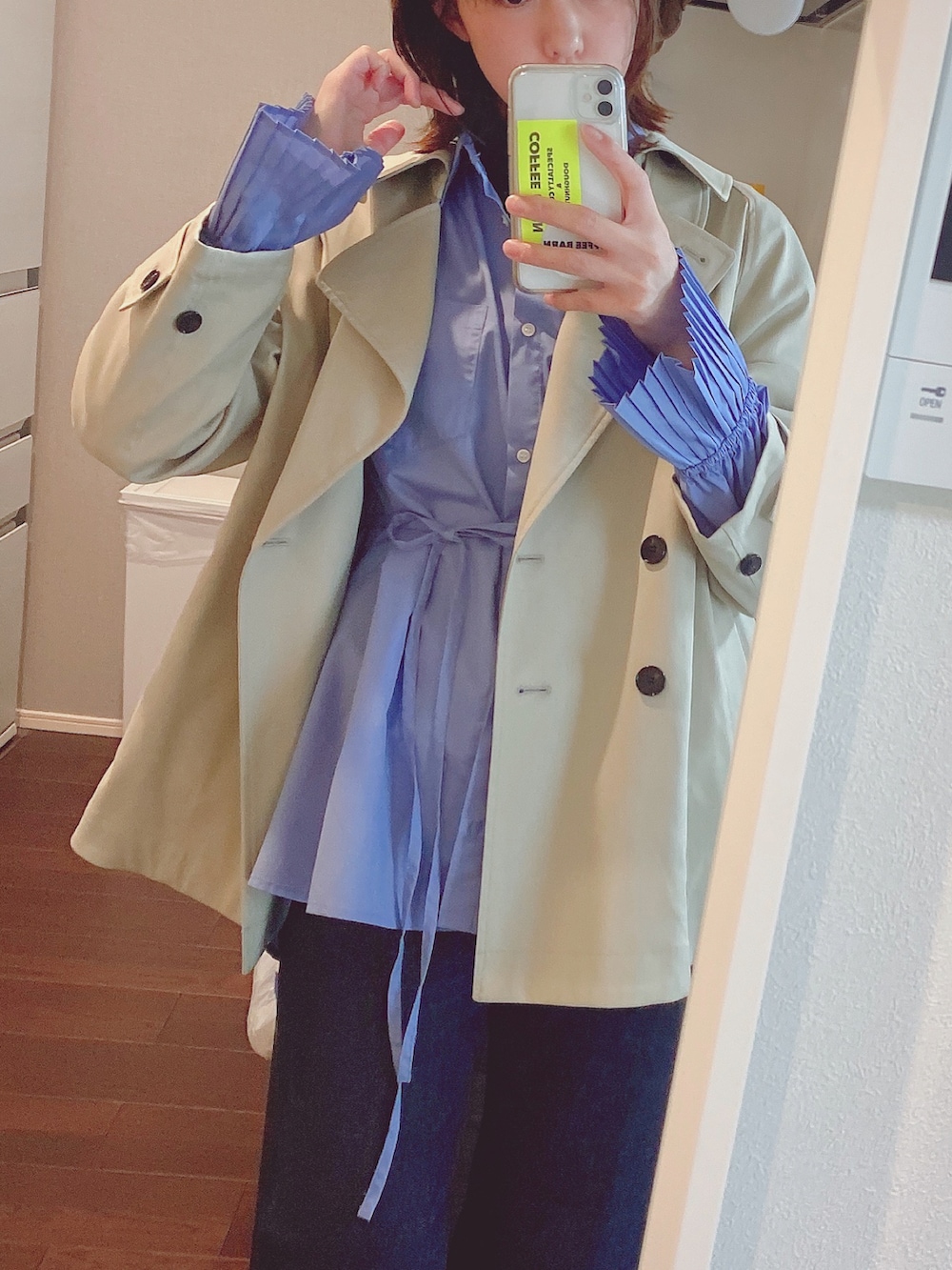 ブルー系のシャツ/ブラウス、ベージュ系のトレンチコート、ブルー系のデニムパンツを着用したレディースの春コーディネートの3枚目の写真