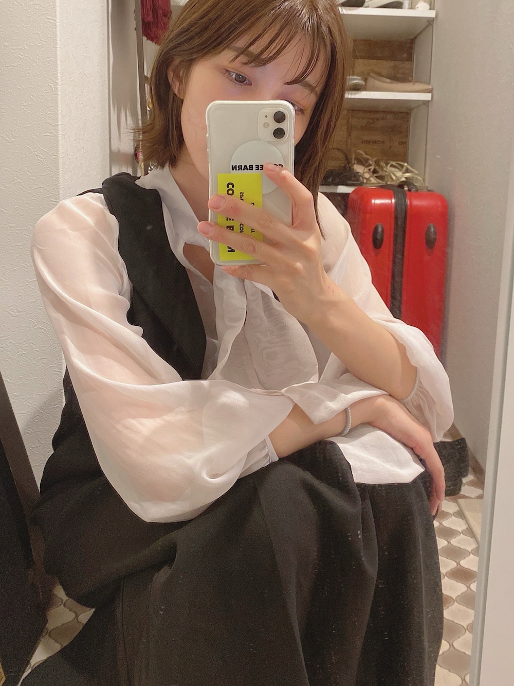 ブラック系のワンピース、ホワイト系のシャツ/ブラウスを着用したレディースの秋コーディネートの2枚目の写真