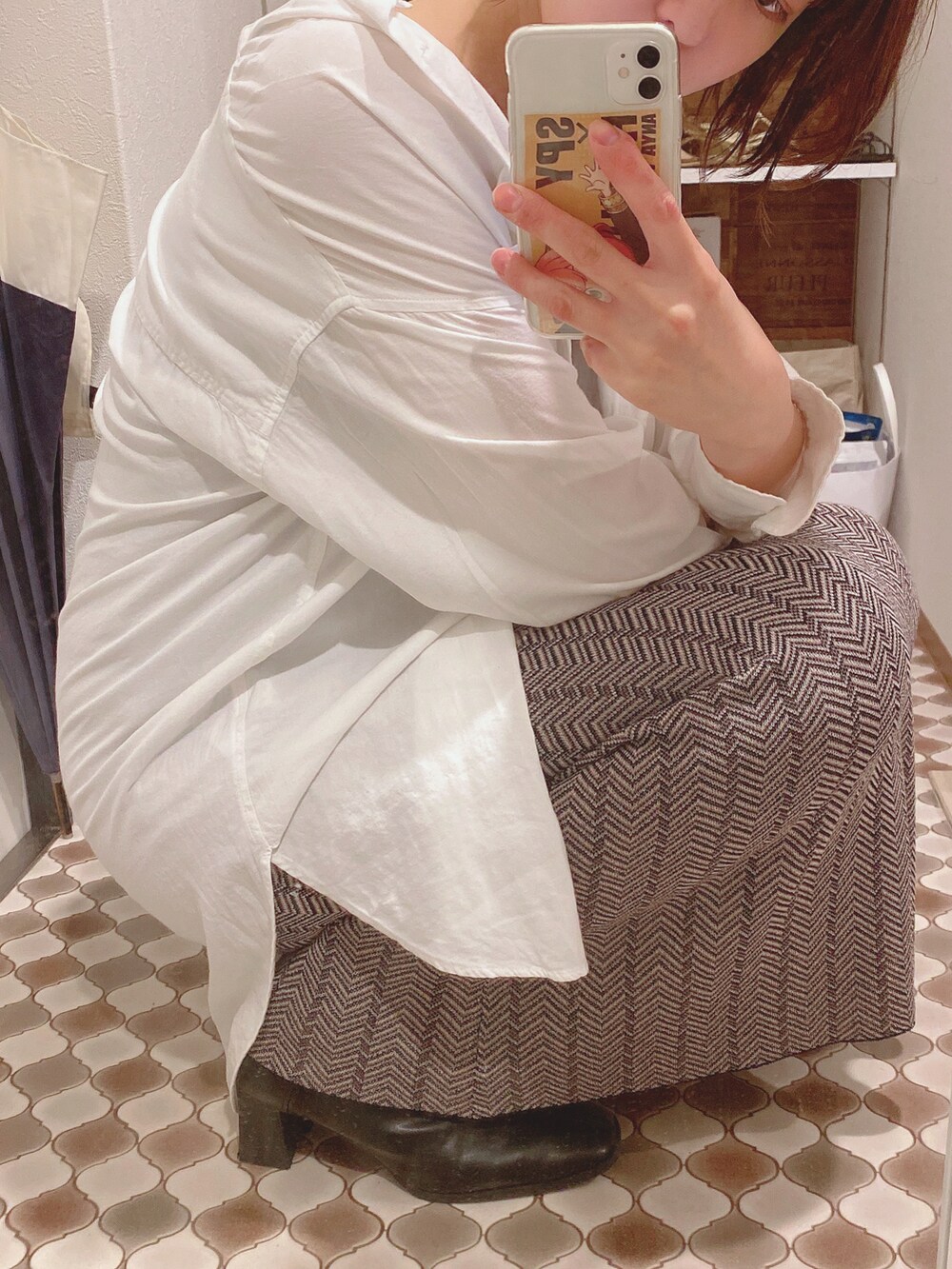 ブラック系のワンピース、ホワイト系のシャツ/ブラウス、ブラック系のブーツを着用したレディースの夏コーディネートの3枚目の写真