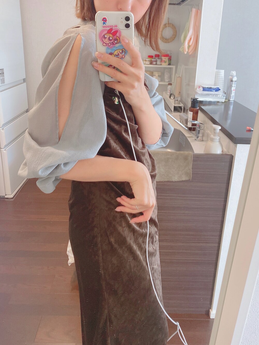 ブラウン系のワンピース、ブルー系のシャツ/ブラウスを着用したレディースの秋コーディネートの2枚目の写真