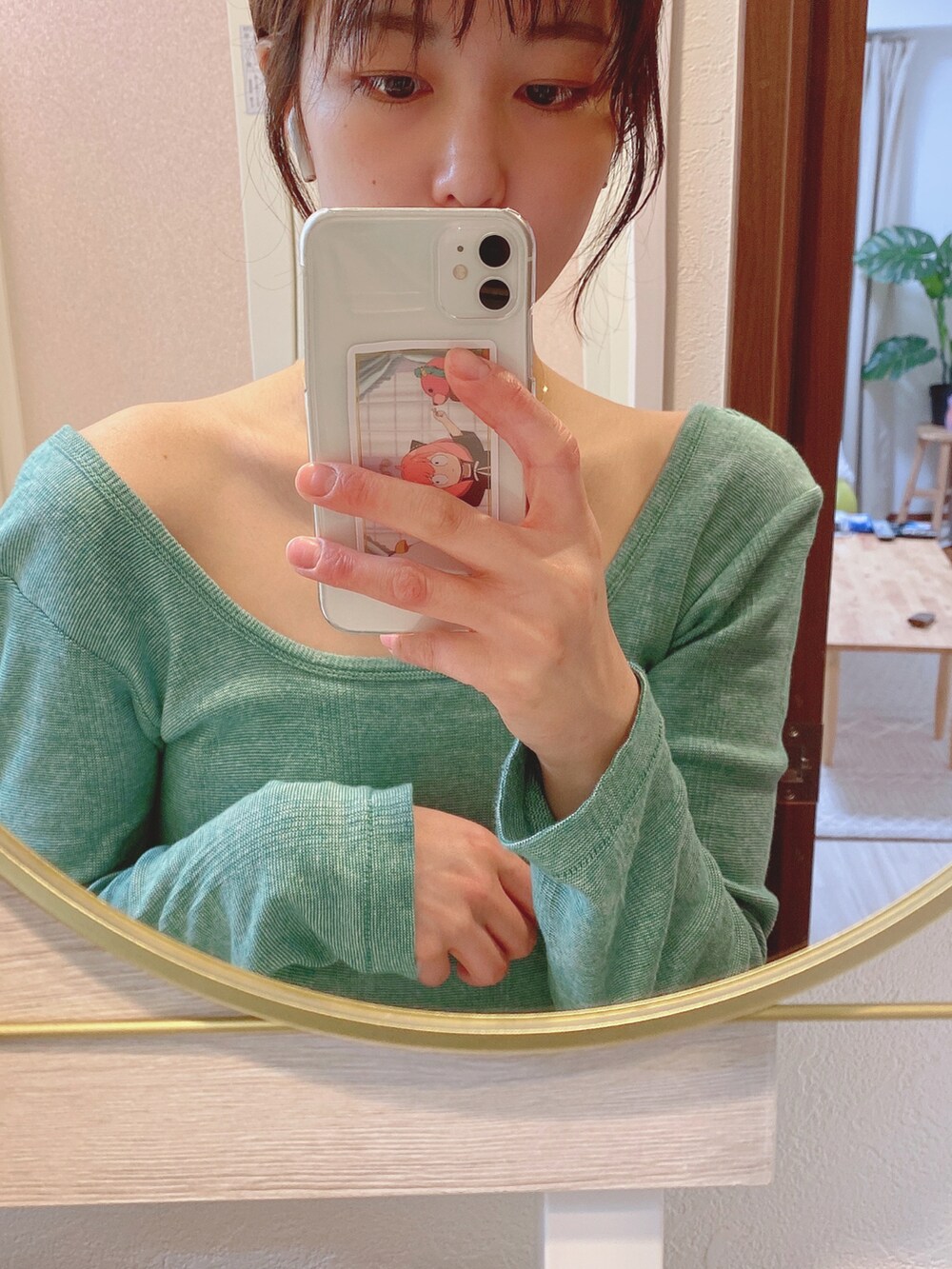 ブルー系のデニムパンツ、ブラック系のバレエシューズ、グリーン系のTシャツ/カットソーを着用したレディースの春コーディネートの3枚目の写真