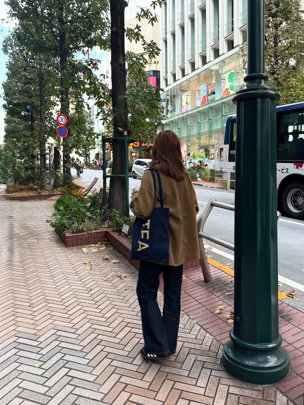 ブルー系のシャツ/ブラウス、ブラウン系のその他アウター、ブルー系のデニムパンツを着用したレディースの秋コーディネートの4枚目の写真