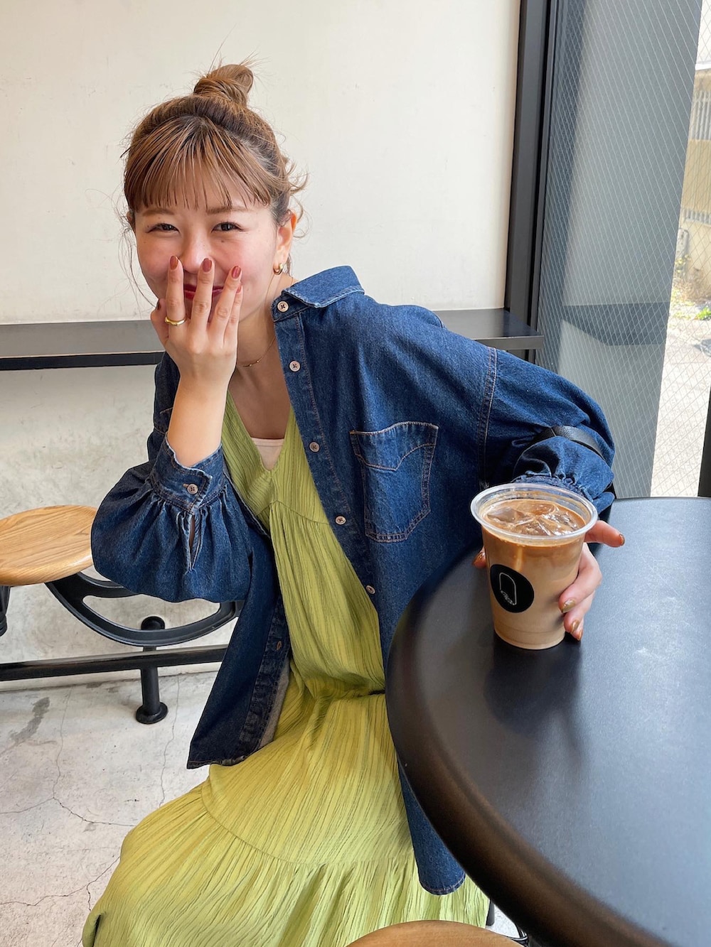 ブルー系のシャツ/ブラウス、ブラック系のショルダーバッグ、グリーン系のワンピースを着用したレディースの春コーディネートの4枚目の写真