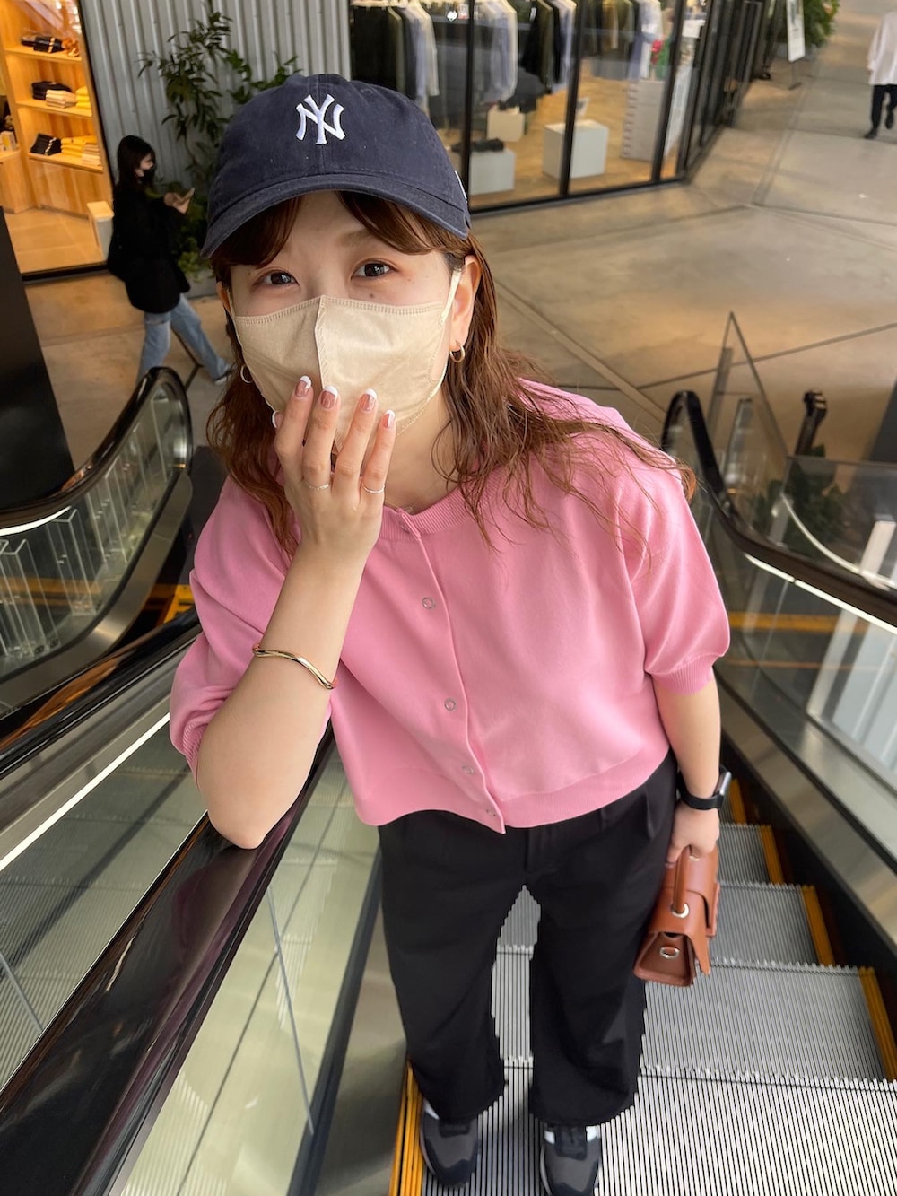 「ごきげんウィーク、オトナ女子、春夏コーデ、休日スタイル、キャップ、ニューバランス、ニューエラ、NEWERA、NEWBALANCE、ピンク、カーディガン、プチプラ」｜「NEW ERAのニューエラ キャップ タイプライター NY LA（キャップ、ブルー系）」を使った、akariさん（レディース・167cm）の春コーディネートの2枚目の写真