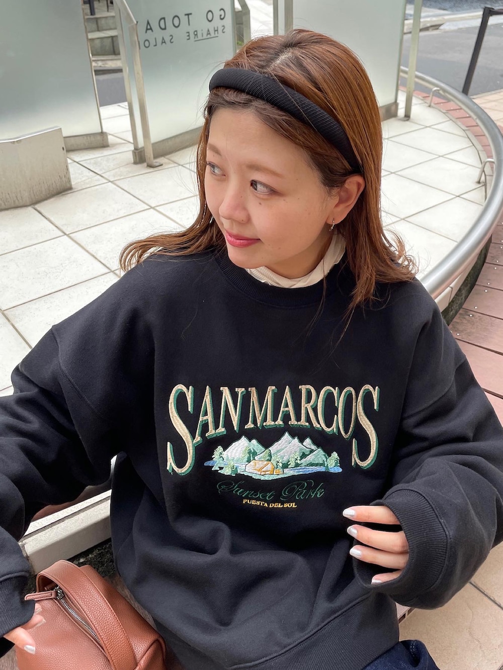 ベージュ系のスウェット、ホワイト系のTシャツ/カットソー、イエロー系のショルダーバッグを着用したレディースの秋コーディネートの5枚目の写真