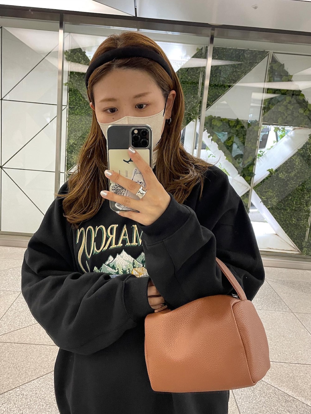 ベージュ系のスウェット、ホワイト系のTシャツ/カットソー、イエロー系のショルダーバッグを着用したレディースの秋コーディネートの3枚目の写真