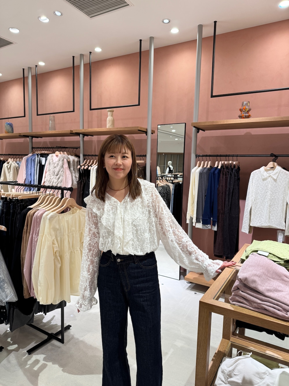 ホワイト系のシャツ/ブラウス、ブルー系のデニムパンツを着用したレディースの秋コーディネートの3枚目の写真